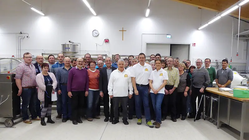 Gruppenfoto in der Backstube der Holzofenbäckerei