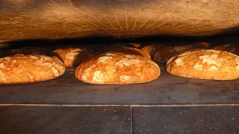 Holzofenbrot im Ofen