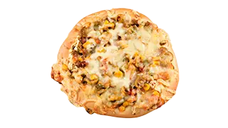 ein Pizzastück mit Mais und Gemüse, mit Käse überbacken