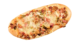 ein längliches Pizzagebäck mit Speckwürfeln, Champignons und Zwiebeln, überbacken mit Käse