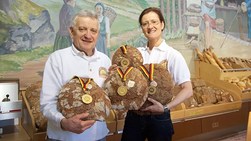Zwei Personen halten die prämierten Brote in der Hand