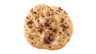 ein rundes Gebäckstück mit eingebackenen Zwiebelstückchen