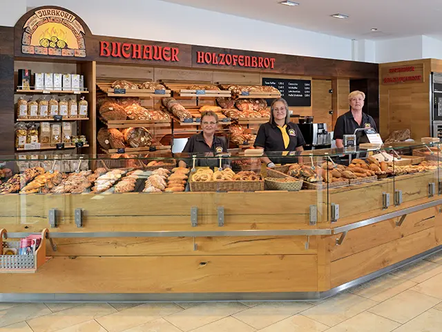 Innenansicht einer Bäckerei mit lächelnden Verkäuferinnen